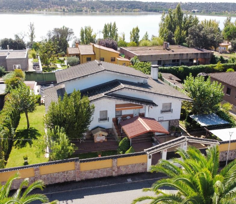 Chalet en Serranillos Playa, jardín y piscina. Jotamar
