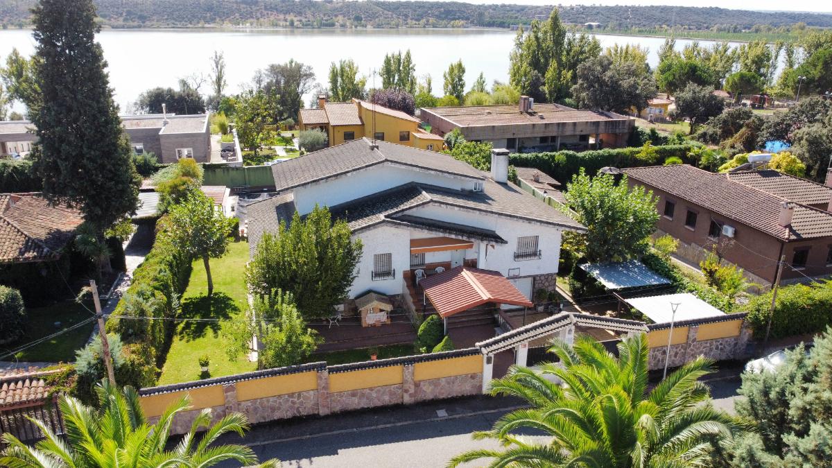 Chalet en Serranillos Playa, jardín y piscina. Jotamar